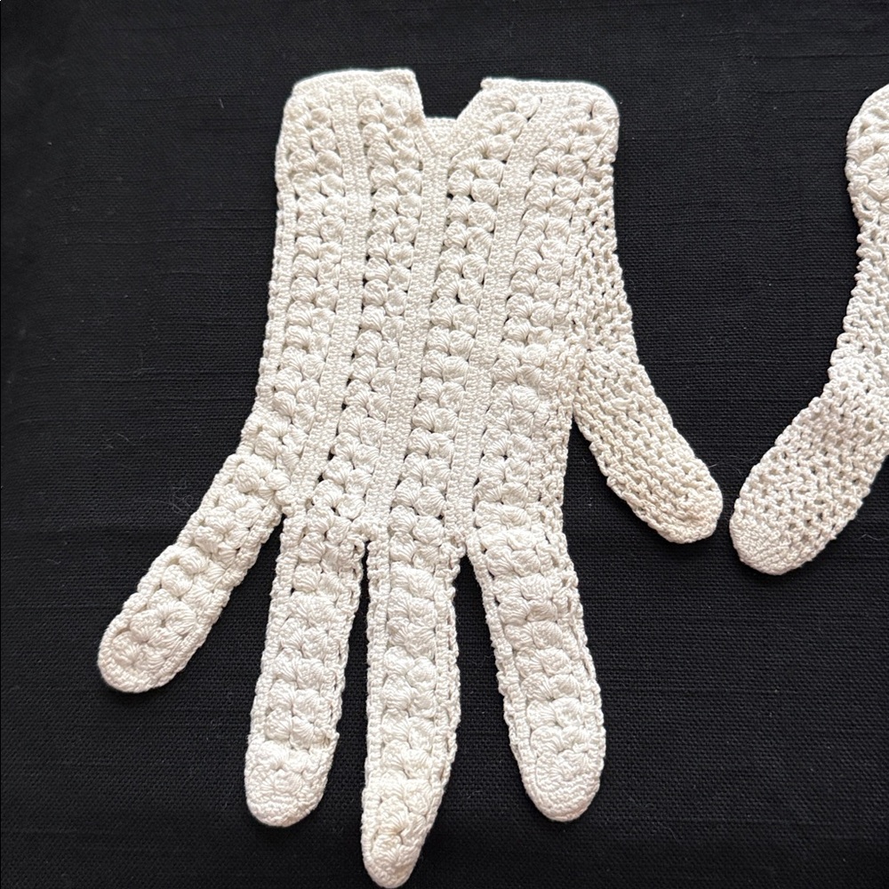 Vintage White Cotton Crocheted Gloves - Picture 3 of 7